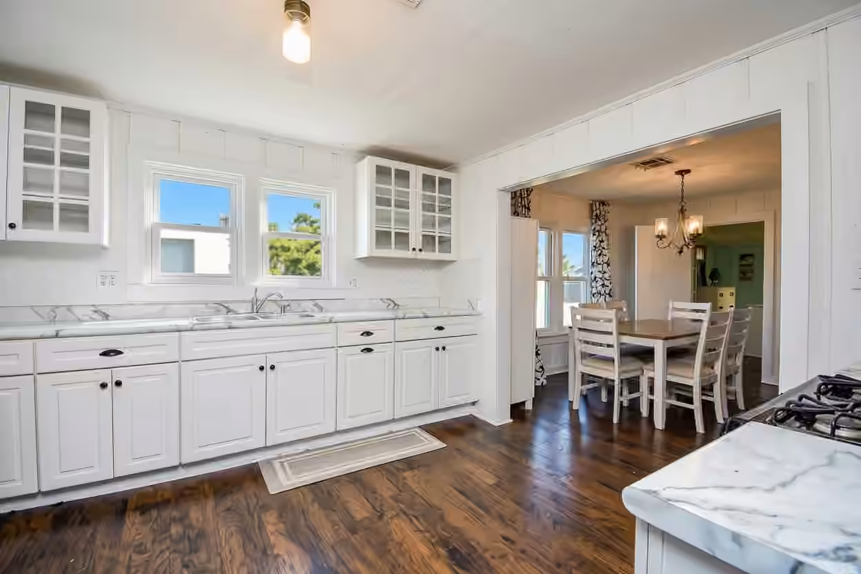 Photo 6 of 314 E Bayshore Drive, Palacios, TX