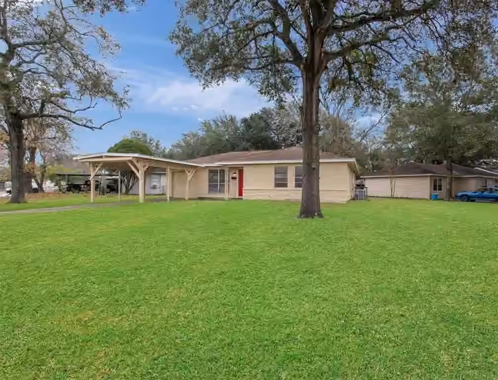 Photo 2 of 1000 S Shepherd Drive, Baytown, TX