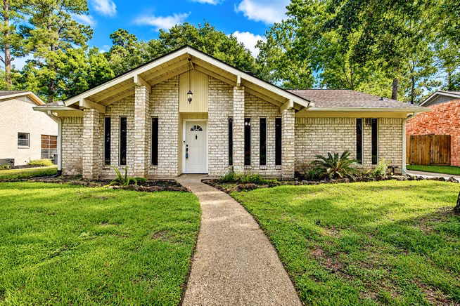 Photo 4 of 1907 Round Spring Drive, Houston, TX