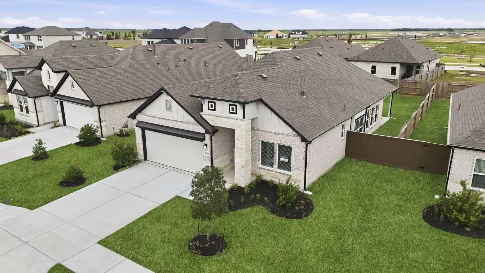 Photo 4 of 13318 Hayden Peak Drive, Iowa Colony, TX