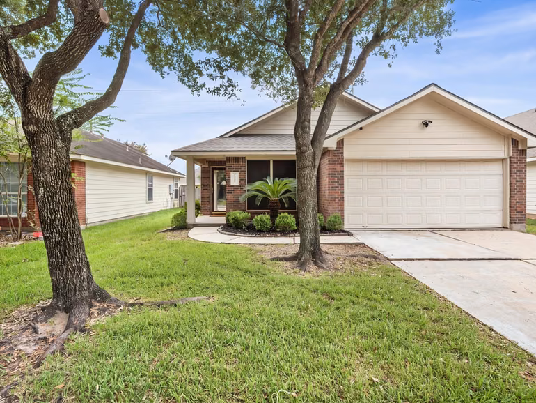Photo 3 of 21639 Falvel Lake Drive, Spring, TX