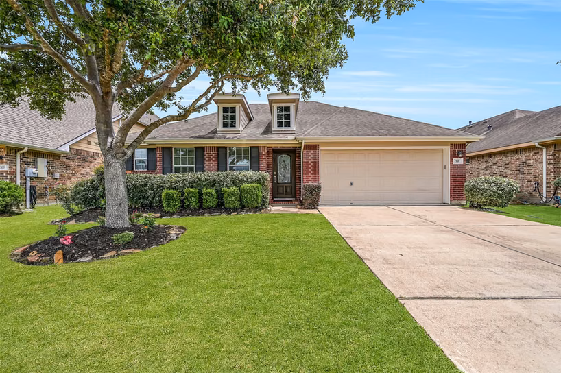 Photo of 318 Lake Line Drive, Alvin, TX 77511