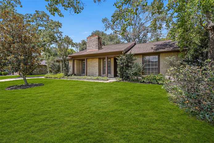Photo 3 of 1109 W Castlewood Avenue, Friendswood, TX