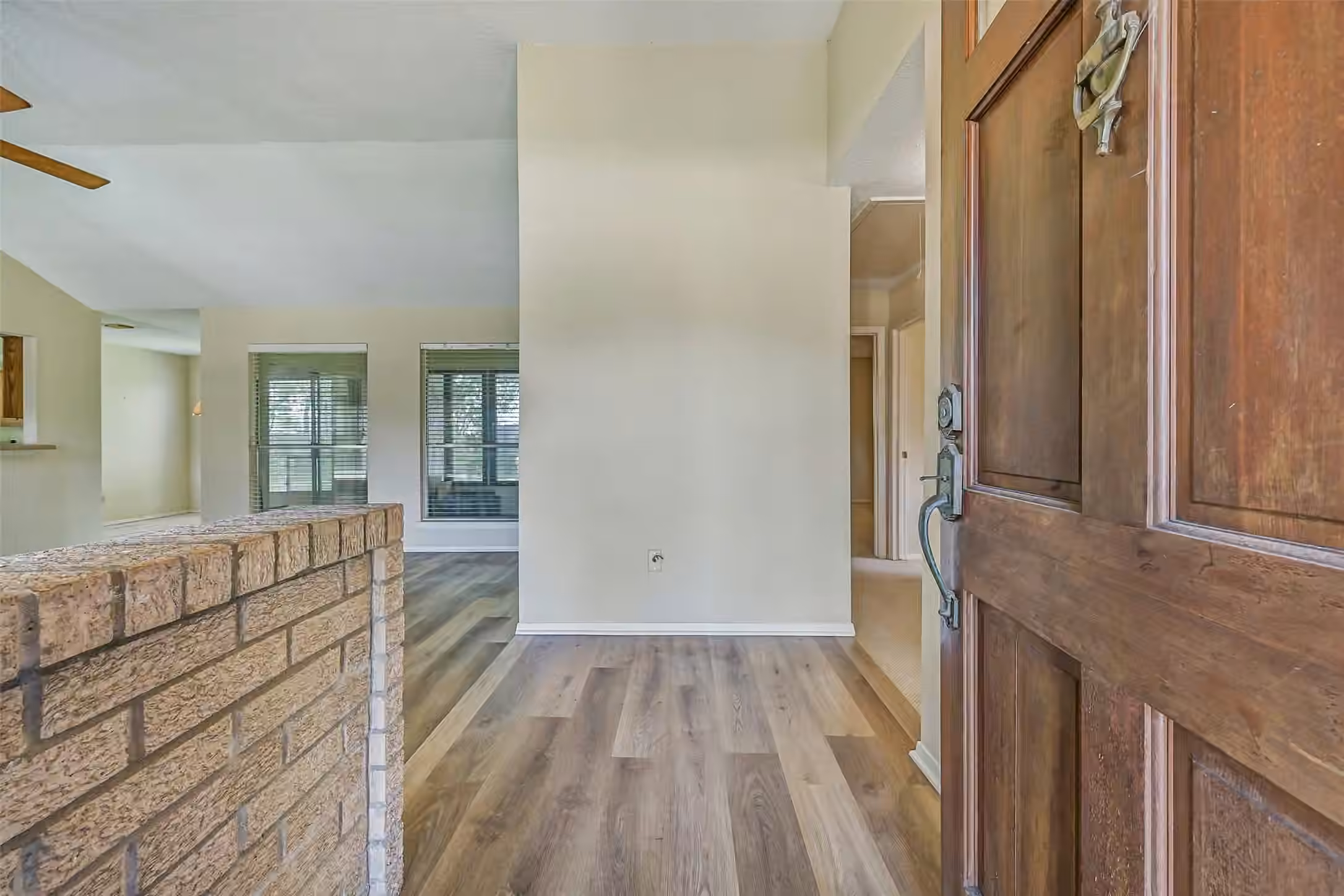 Photo 4 of 1109 W Castlewood Avenue, Friendswood, TX