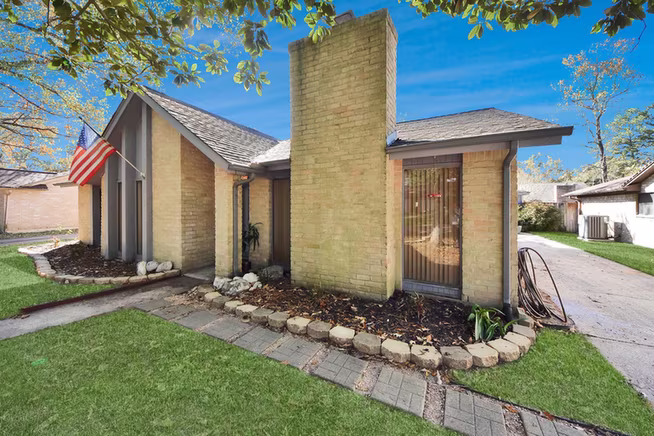Photo 5 of 4019 Cedar Forest Drive, Kingwood, TX