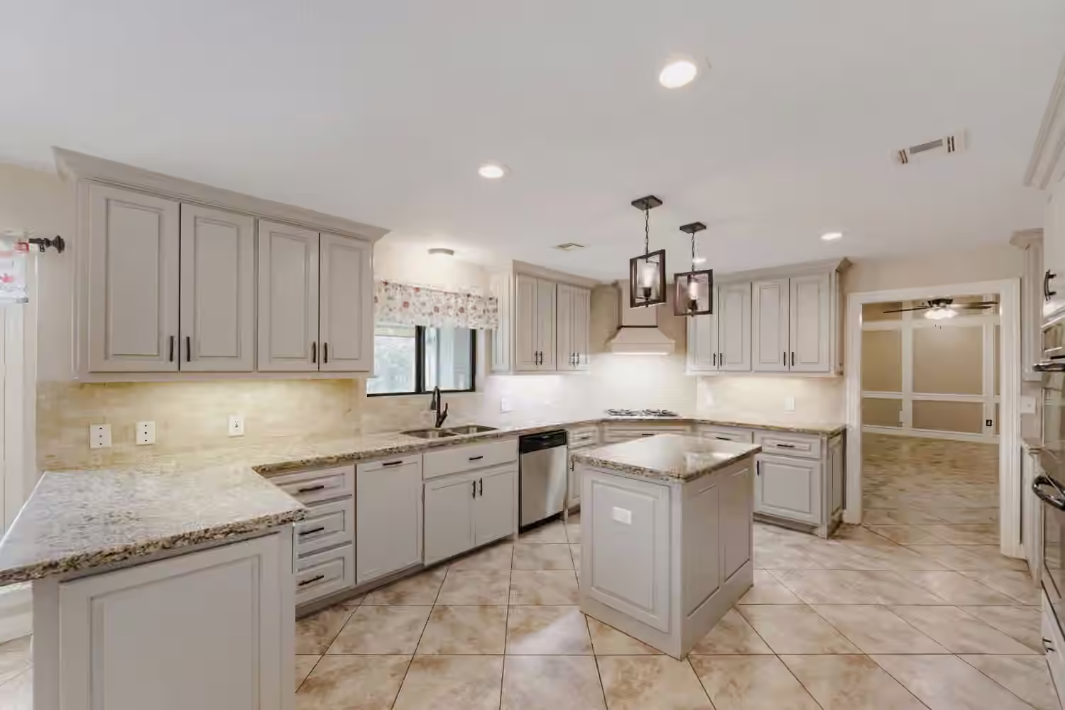 Photo 7 of 1650 White Oak Creek Drive, Conroe, TX