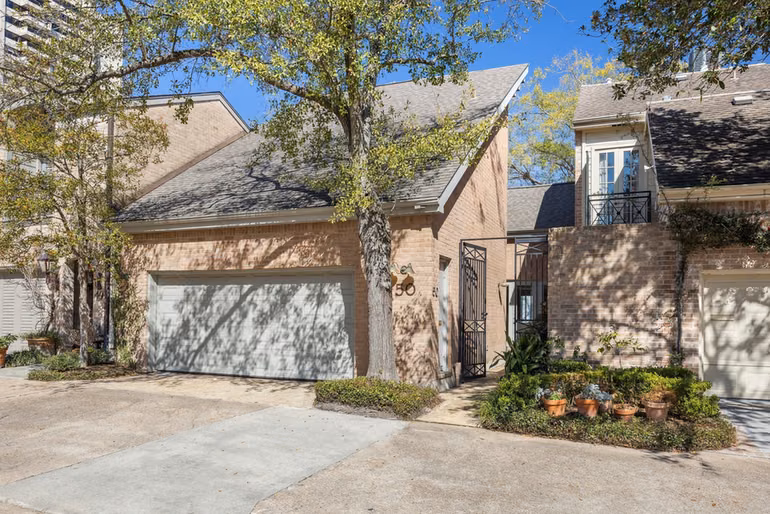 Photo 4 of 10 S Briar Hollow Lane 50, Houston, TX