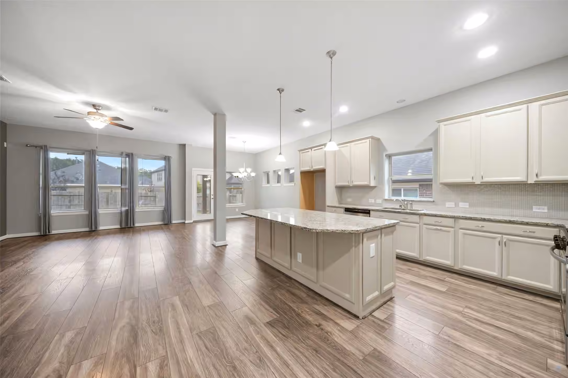 Photo 4 of 262 Pleasant Hill Way, Conroe, TX