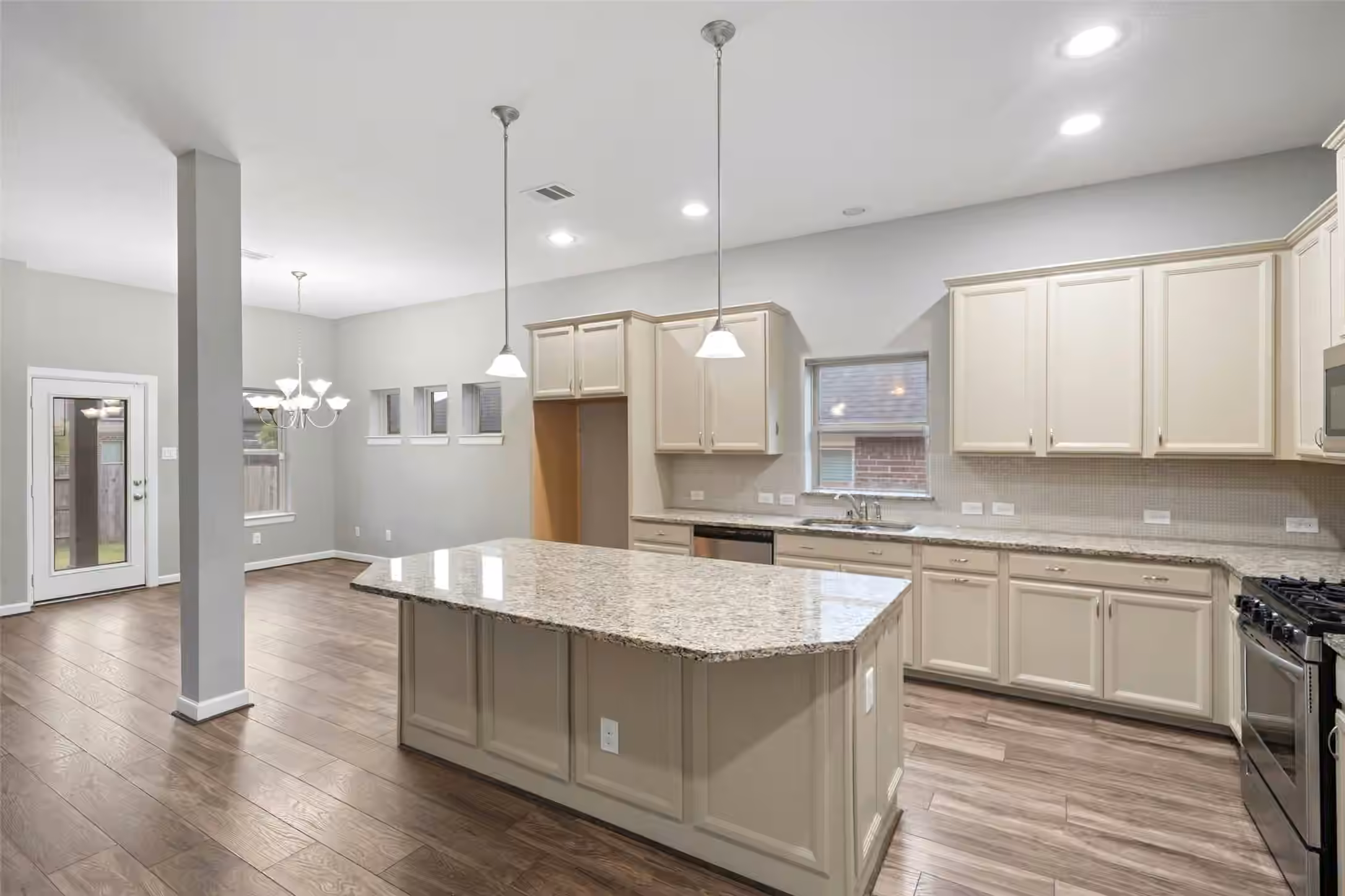 Photo 5 of 262 Pleasant Hill Way, Conroe, TX