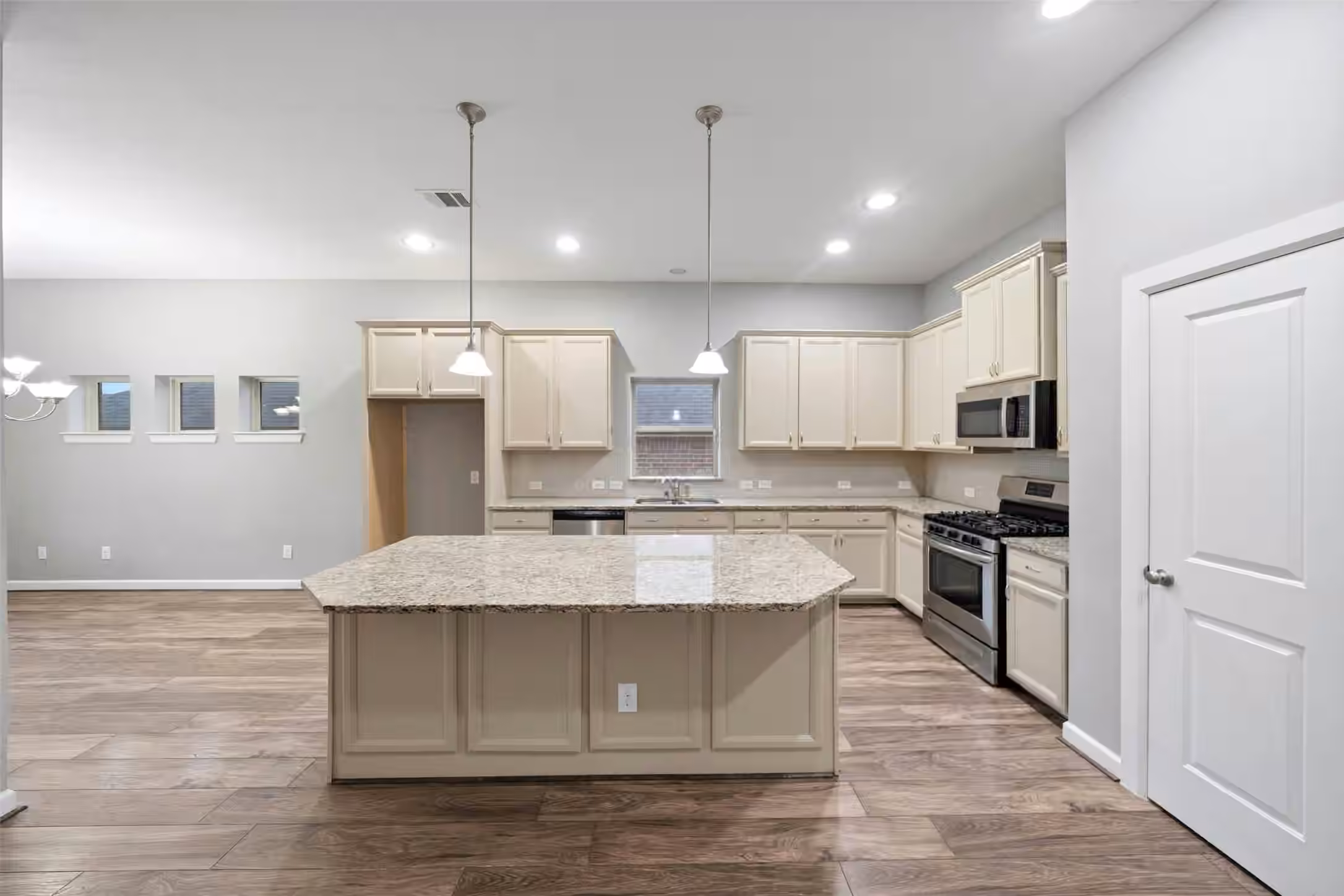 Photo 6 of 262 Pleasant Hill Way, Conroe, TX