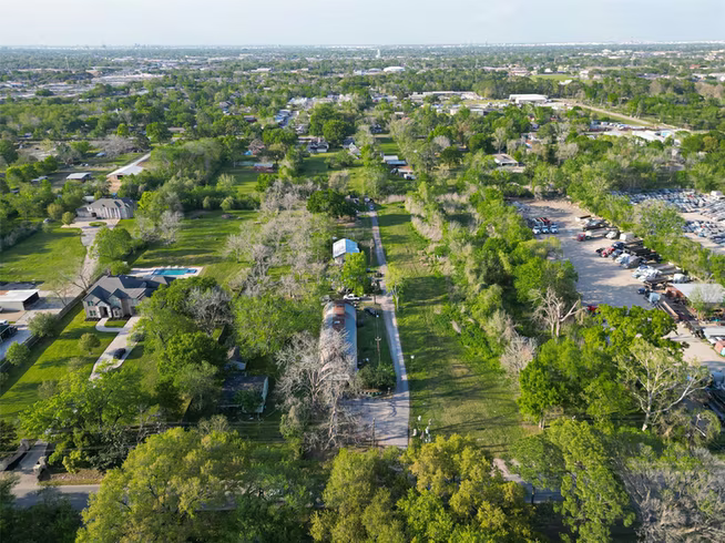 Photo of 701 Crenshaw Road, Houston, TX 77504