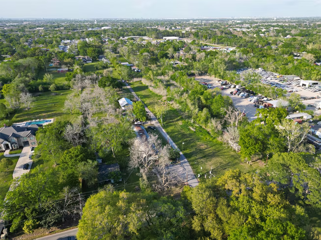 Photo 2 of 701 Crenshaw Road, Houston, TX