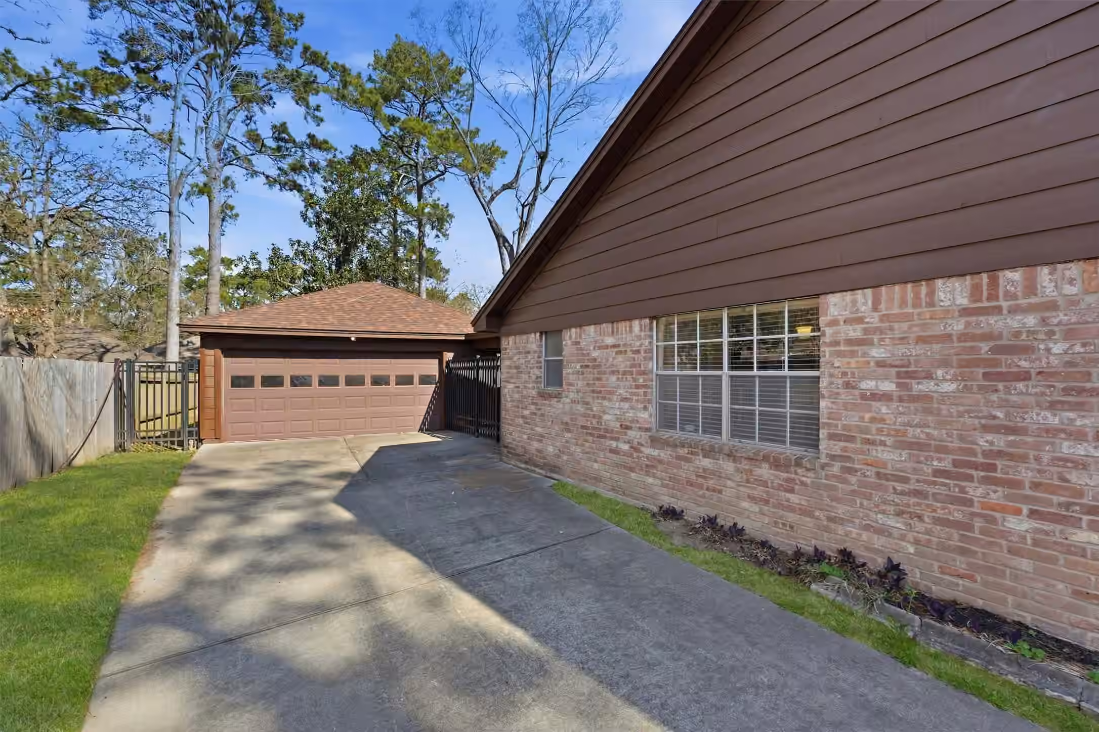 Photo 4 of 1119 Woodfield Lane, Houston, TX