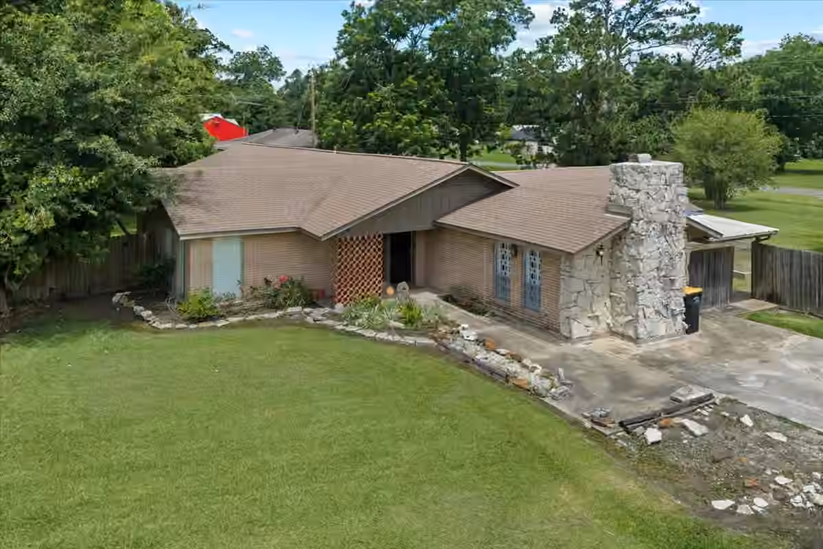 Photo of 1404 S Main Street, Anahuac, TX