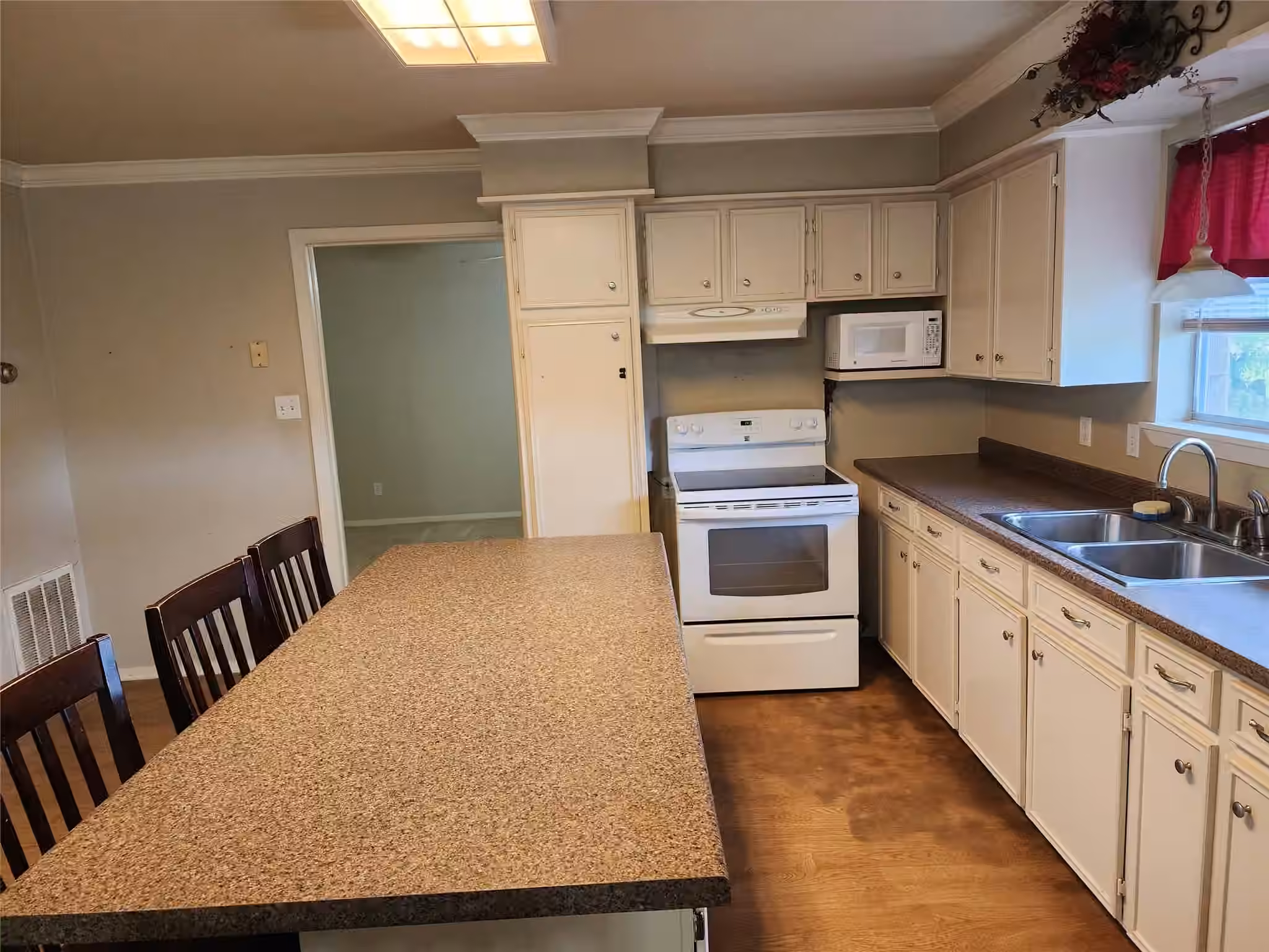 Photo 3 of 407 Avenue C, Markham, TX