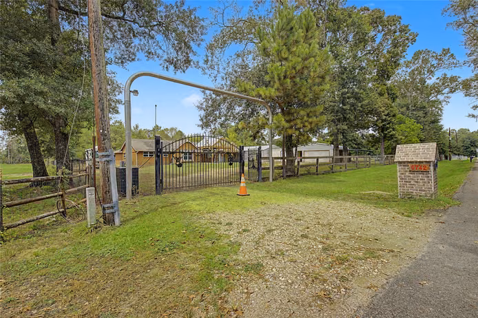 Photo 3 of 6742 Dusty Lane, Conroe, TX