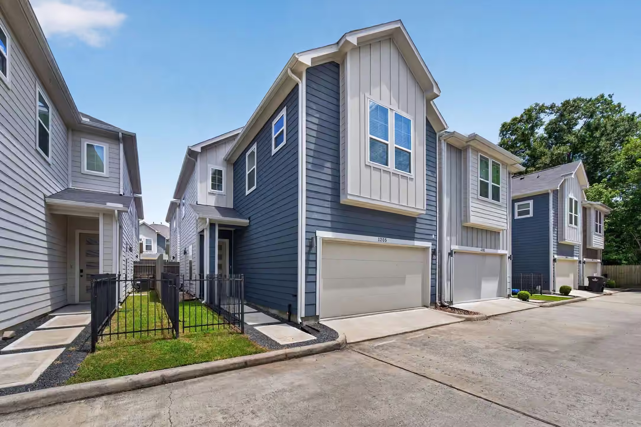 Photo 6 of 1205 W Tidwell Road, Houston, TX