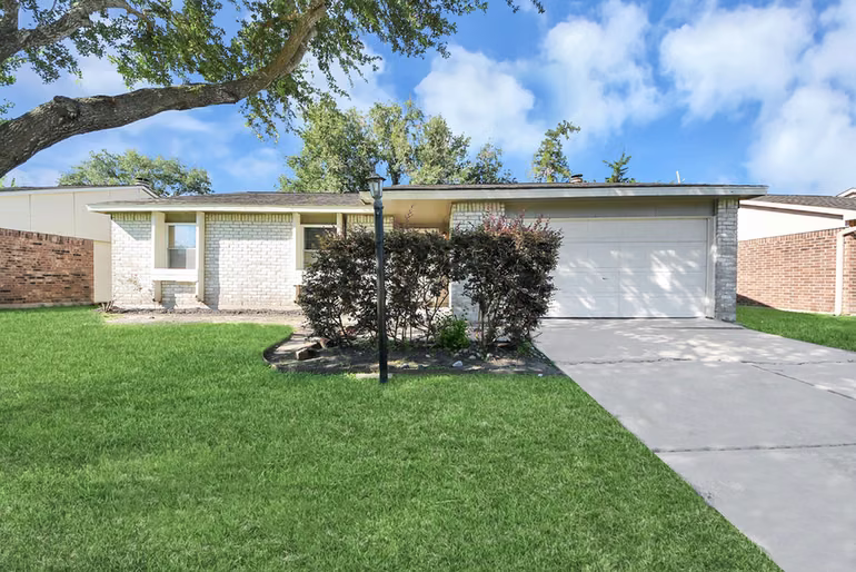 Photo 3 of 6834 Kearney Drive, Richmond, TX