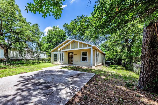 Photo of 303 Sowell Drive, Huntsville, TX 77320