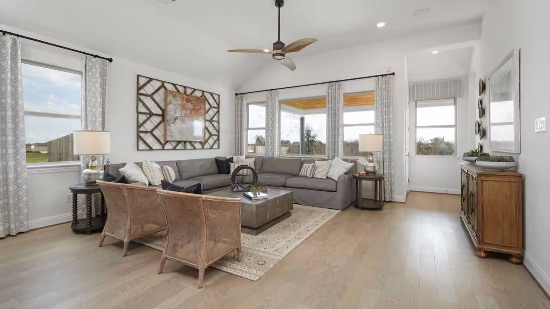 Photo 4 of 834 Sweet Willow Lane, Rosharon, TX