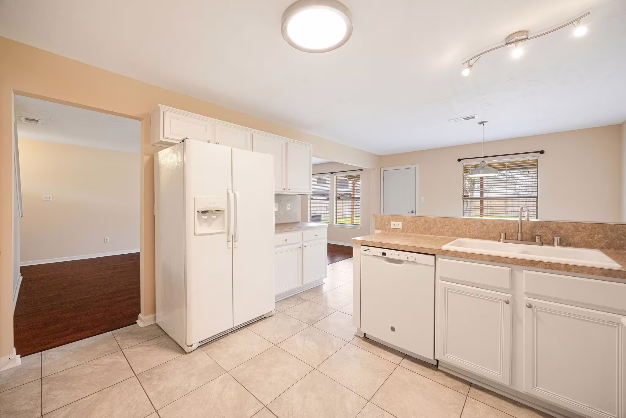 Photo 5 of 8211 Scarlet Tanager Drive, Humble, TX