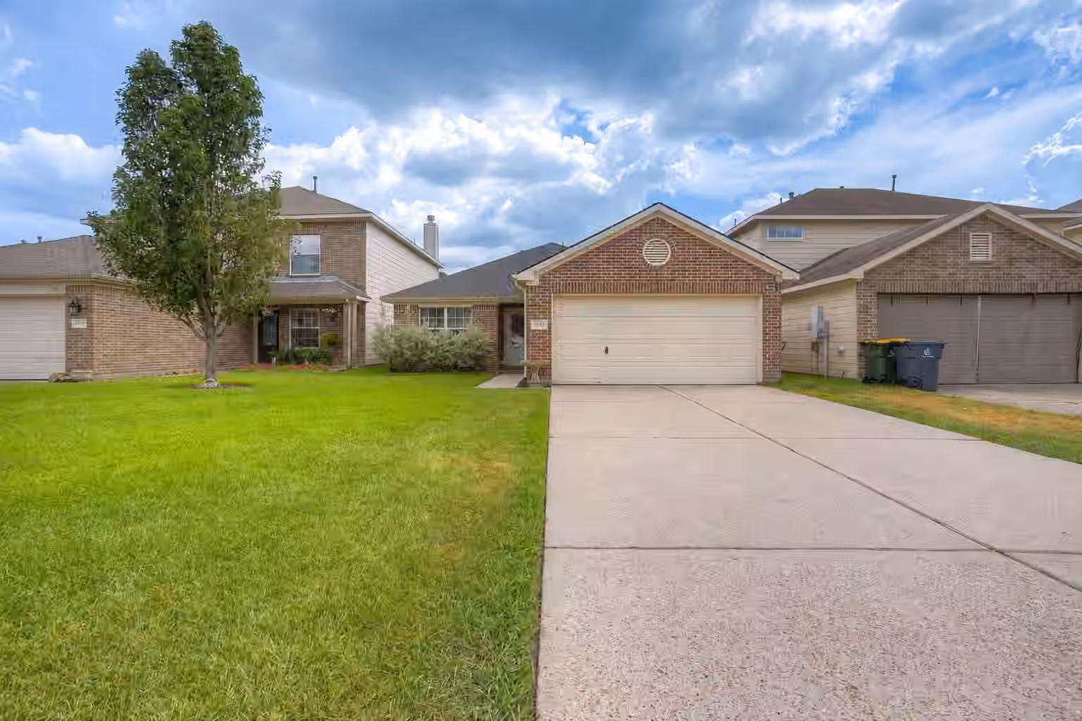 Photo 2 of 5049 Willow Point Drive, Conroe, TX