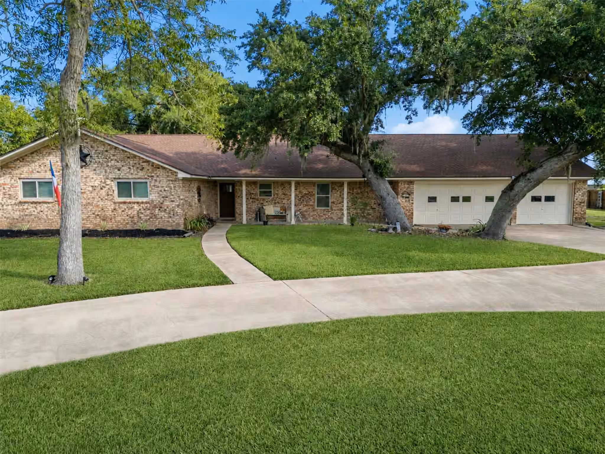 Photo of 312 County Road 201, Angleton, TX 77515