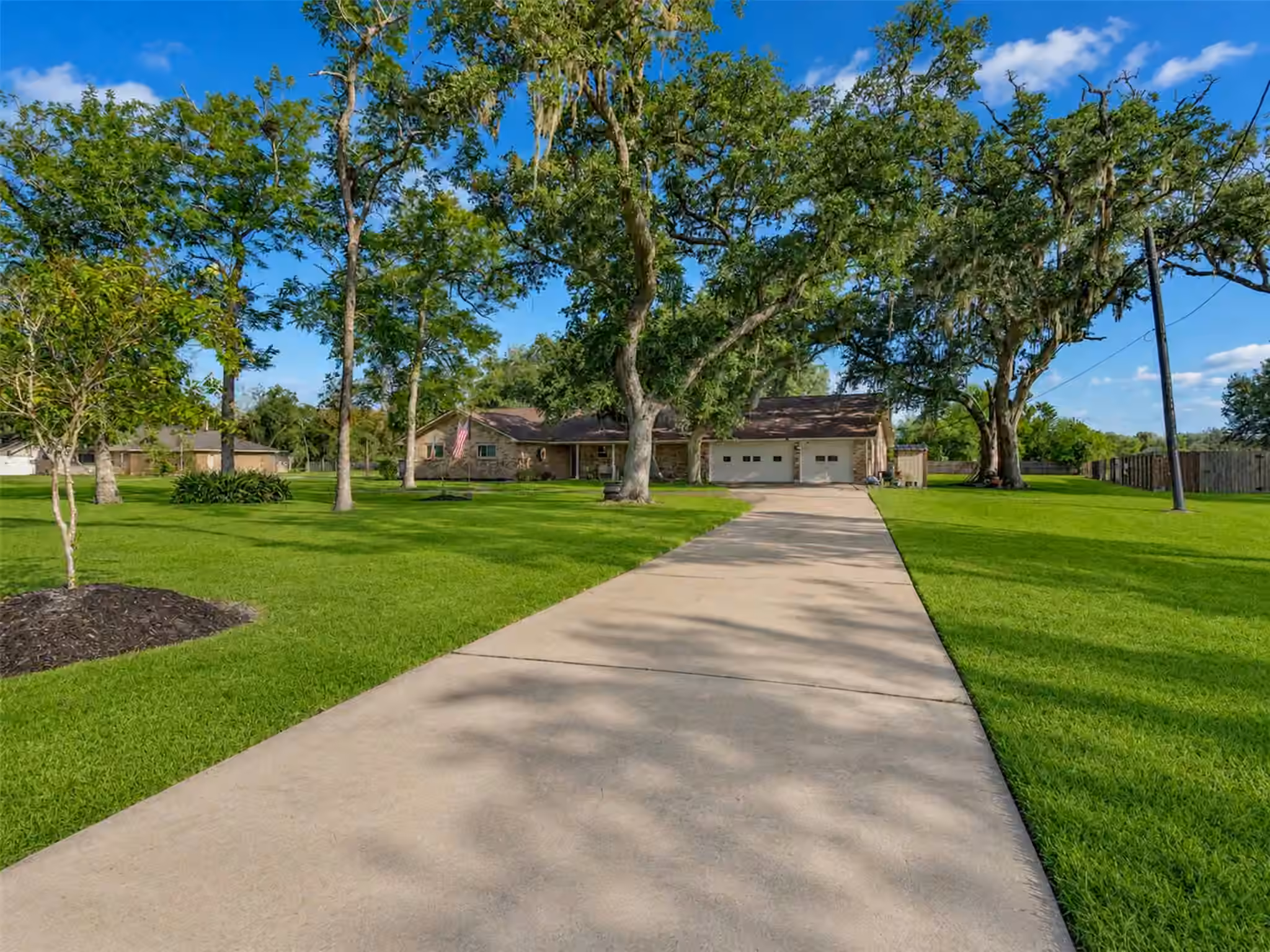 Photo 4 of 312 County Road 201, Angleton, TX