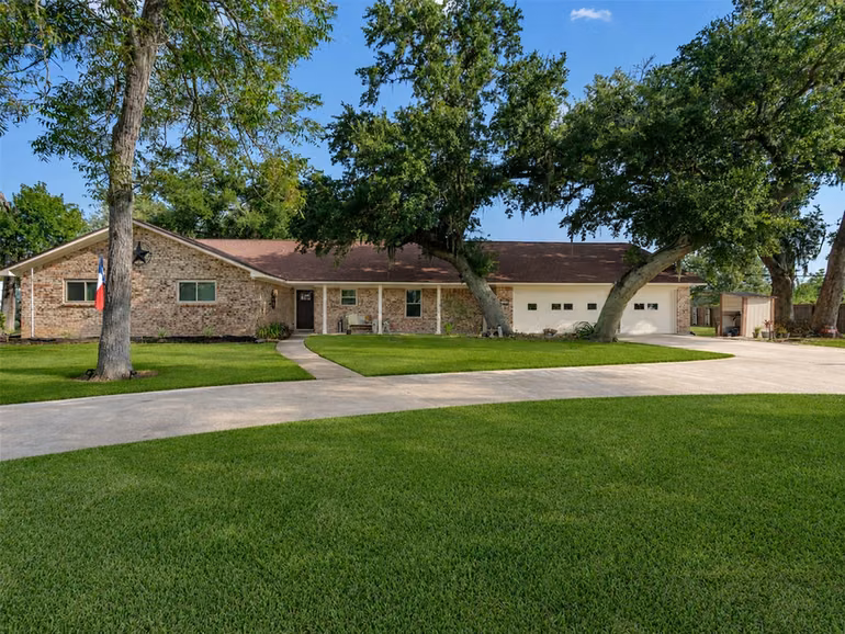 Photo 5 of 312 County Road 201, Angleton, TX