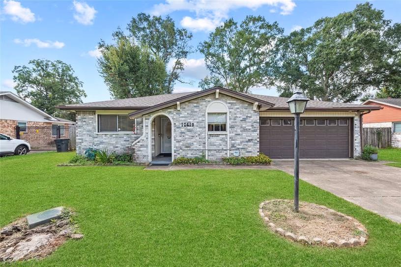 Photo 4 of 12419 Dermott Drive, Houston, TX