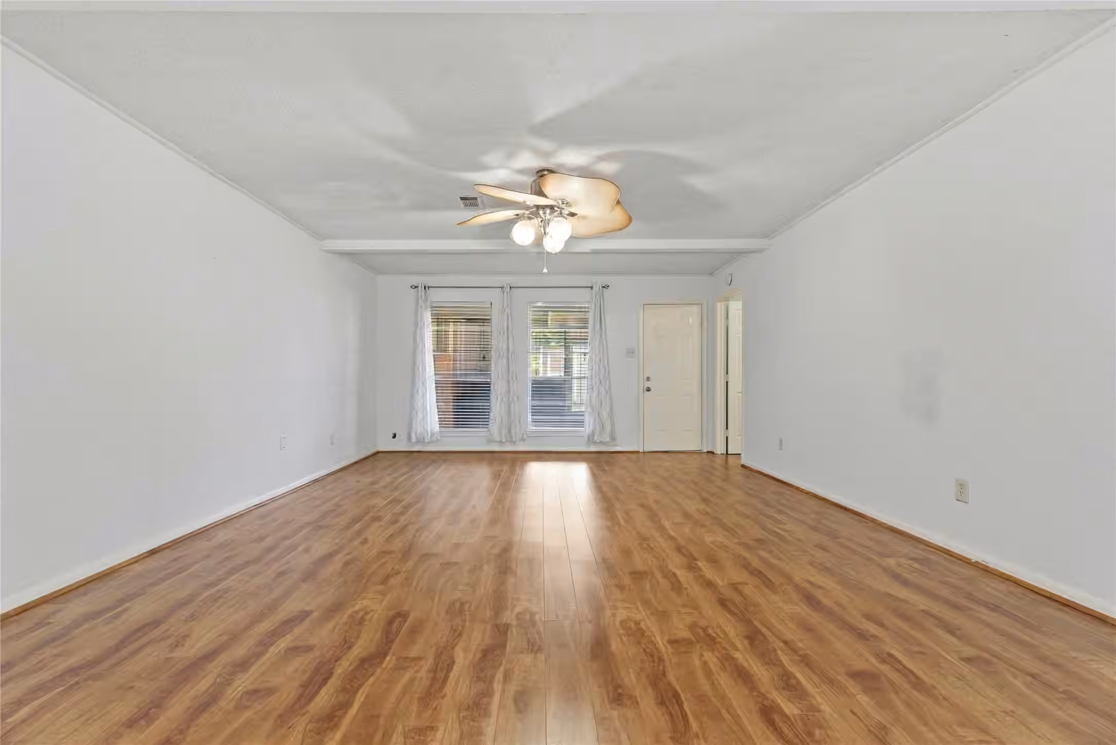 Photo 7 of 12419 Dermott Drive, Houston, TX