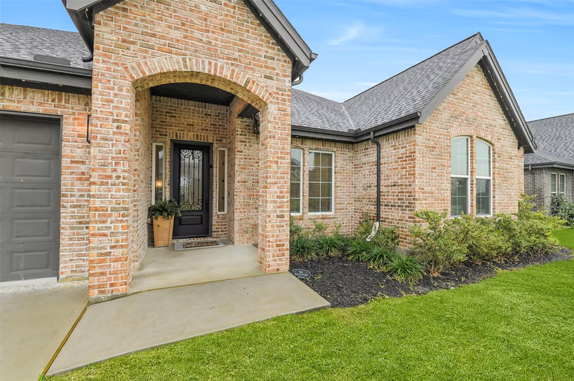 Photo 2 of 10015 Goliad Drive, Mont Belvieu, TX