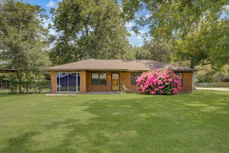 Photo of 101 Oak Street, Dayton, TX 77535