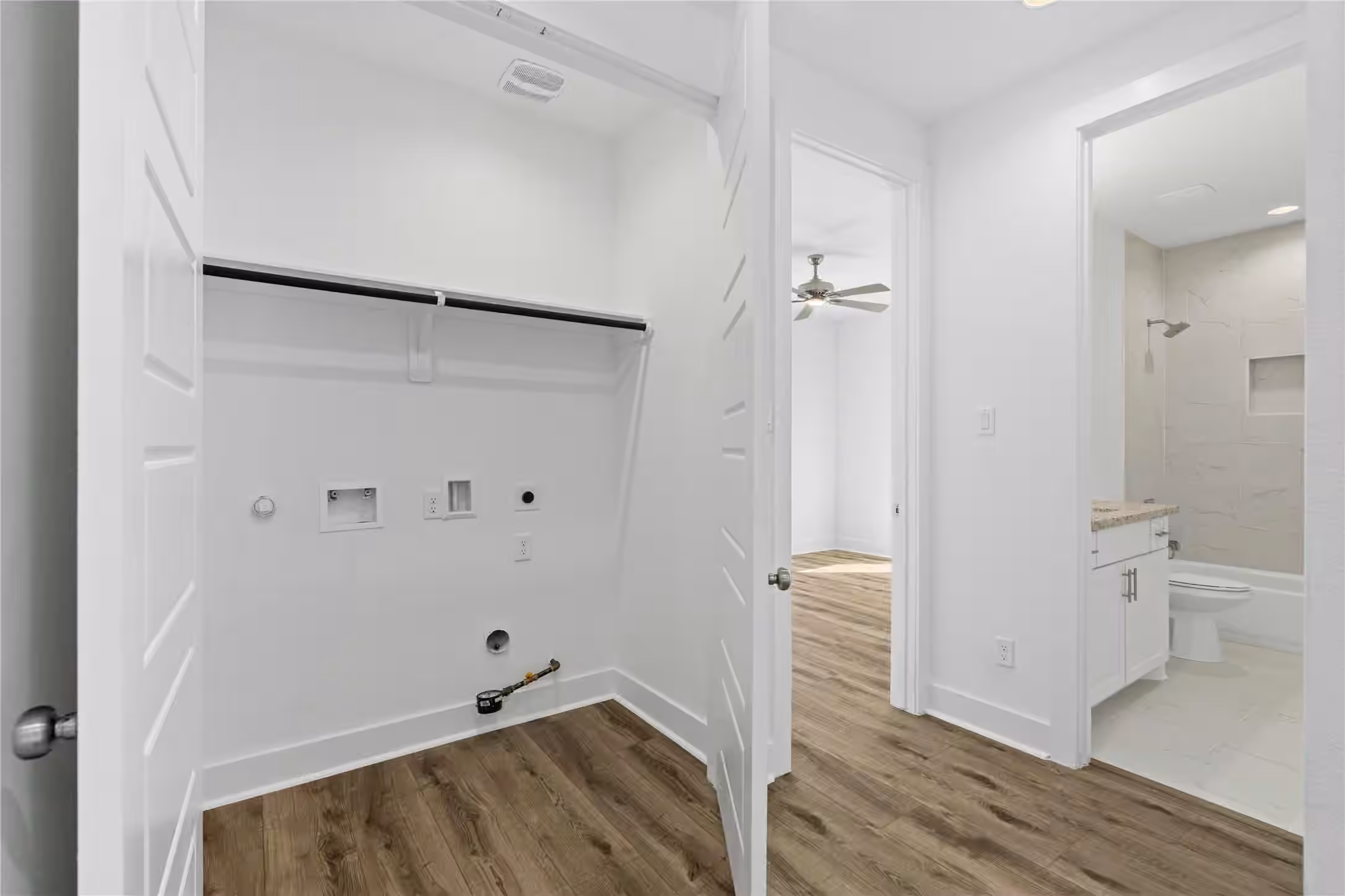 Photo 4 of 5609 Savyon Drive, Houston, TX