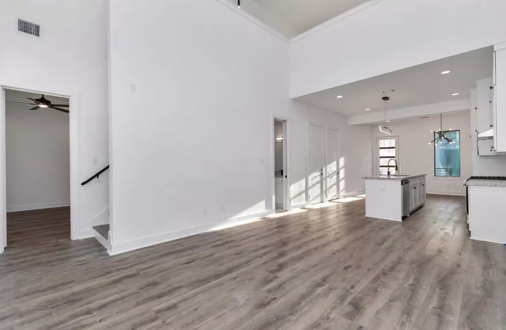 Photo 5 of 5609 Savyon Drive, Houston, TX