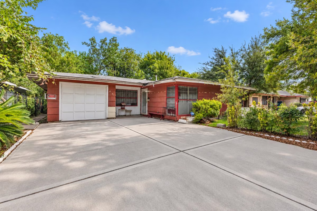 Photo of 6051 Willow Glen Drive, Houston, TX