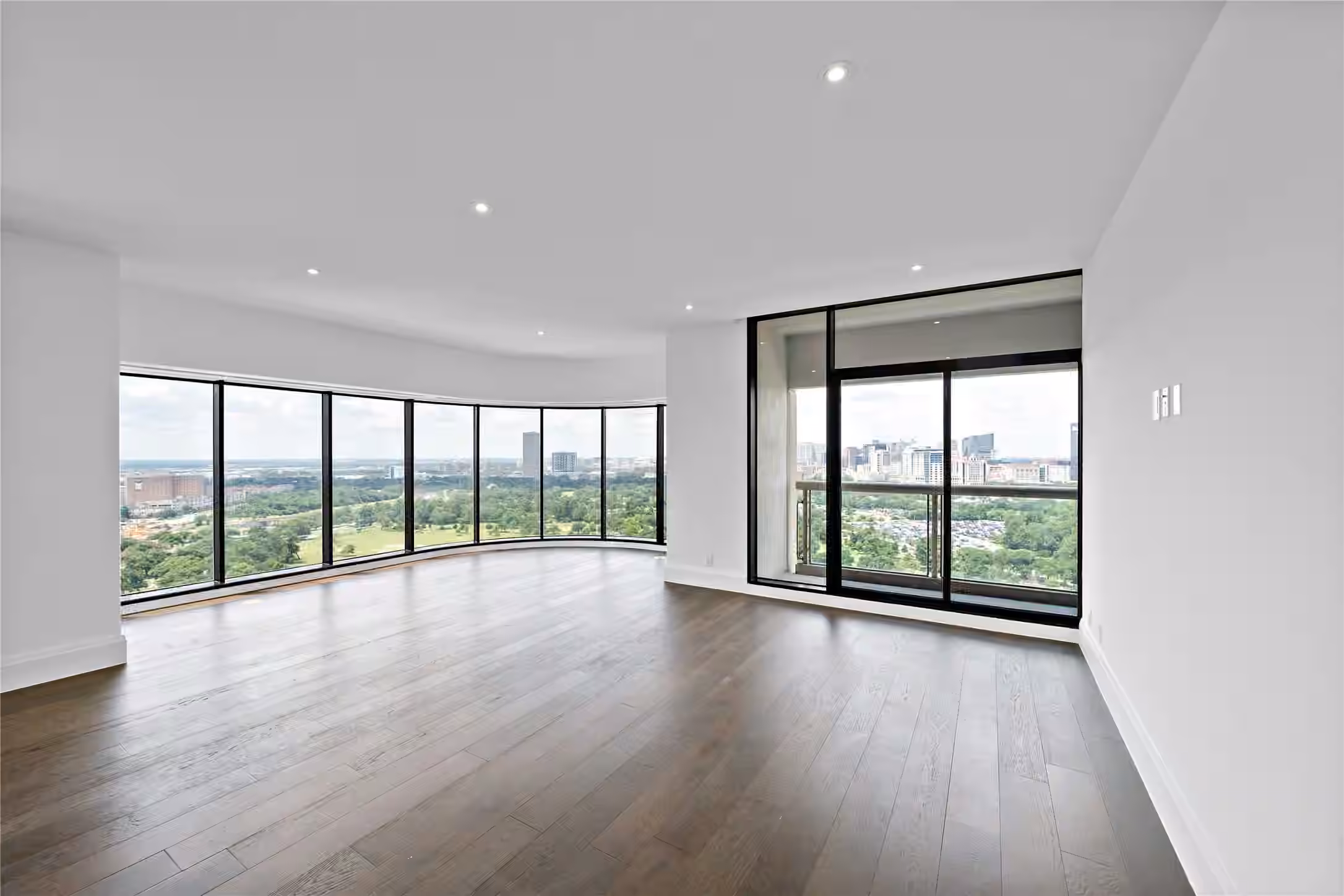 Photo 3 of 1701 Hermann Drive 21F, Houston, TX