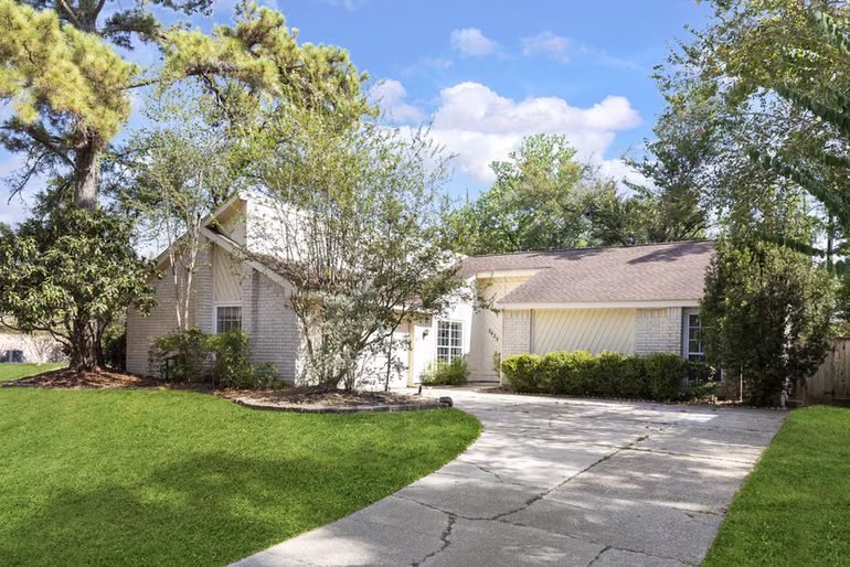Photo 2 of 3622 Hill Springs Drive, Houston, TX