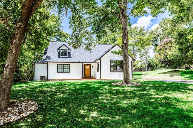 Photo of 2130 Avenue N 1/2, Huntsville, TX 77340