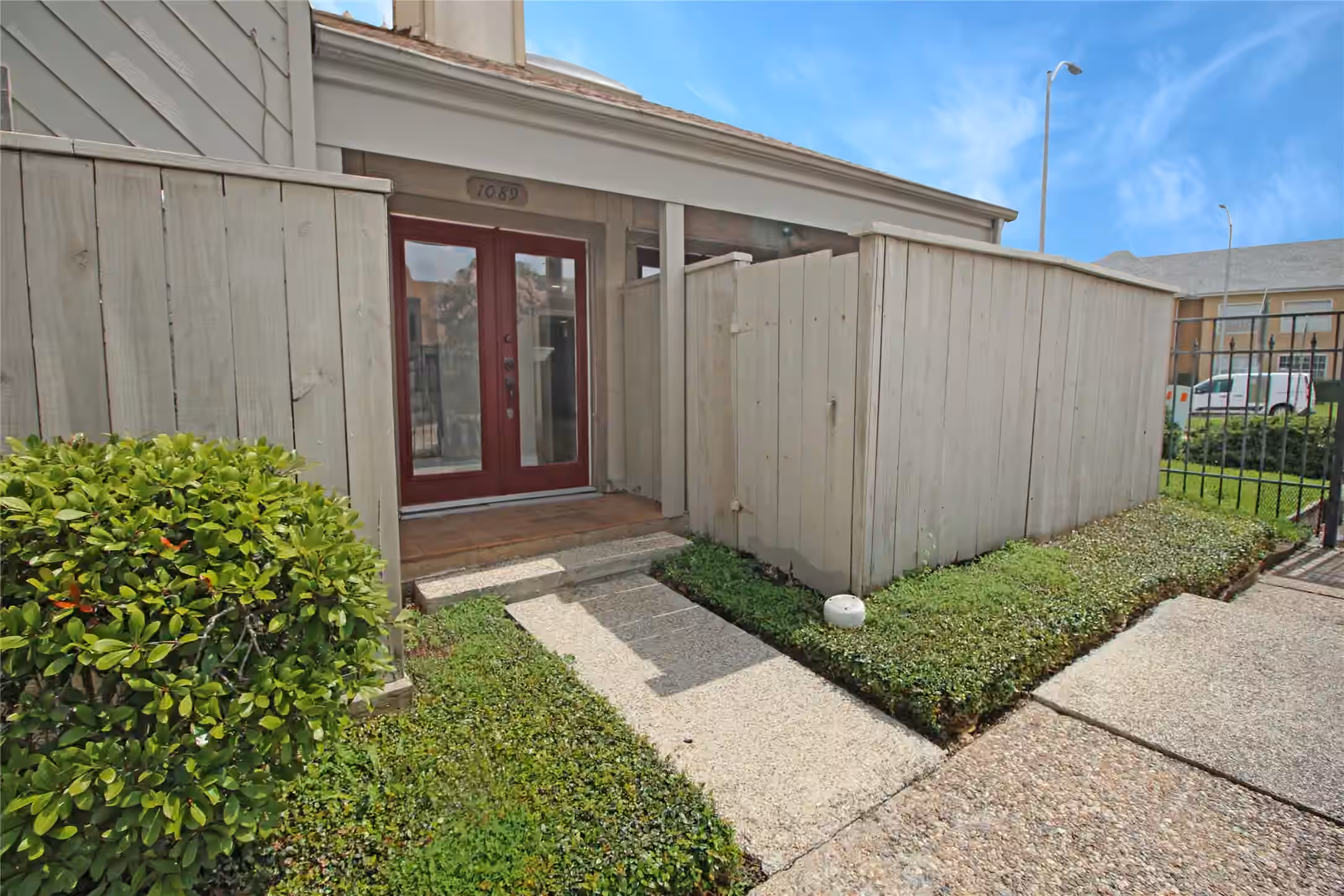 Photo 3 of 1089 Country Place Drive, Houston, TX