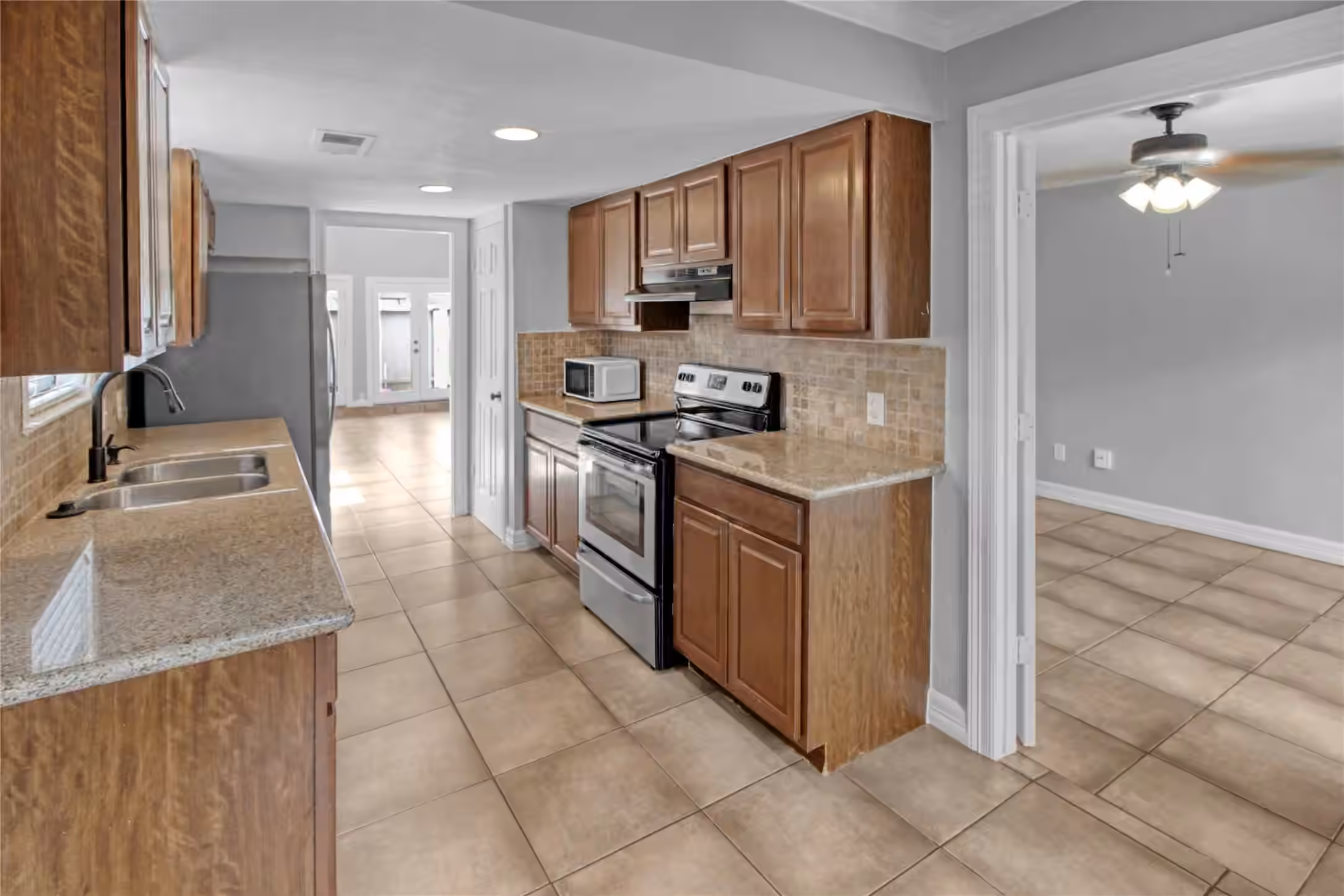 Photo 4 of 1089 Country Place Drive, Houston, TX