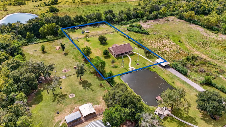 Photo 2 of 4933 1/2 Powers Ln, Alvin, TX