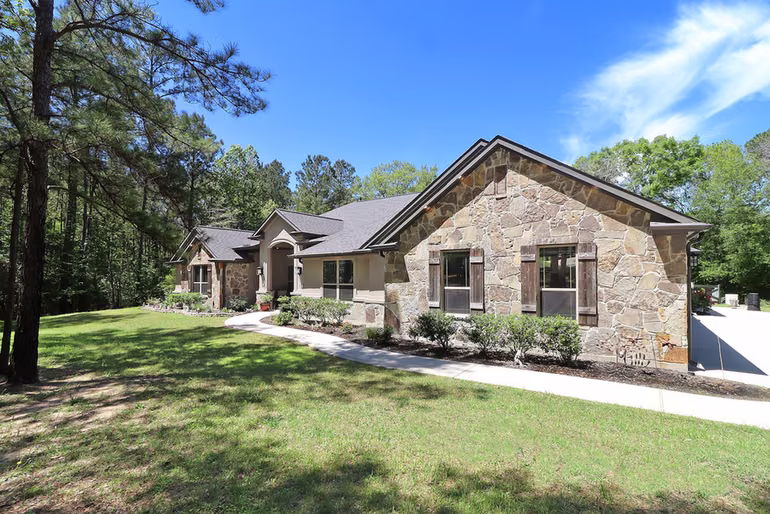 Photo 2 of 121 Red Hawk Rd Road, Huntsville, TX