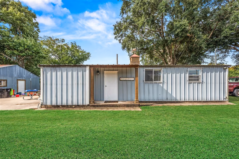 Photo of 1402 County Road 243, Bay City, TX 77414