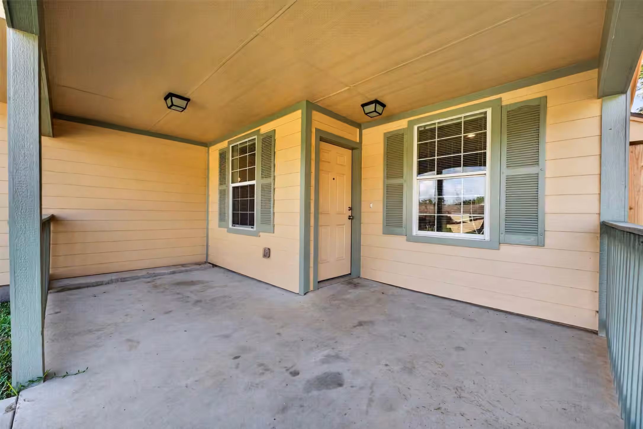 Photo 2 of 1122 Cedar Creek Drive, Conroe, TX