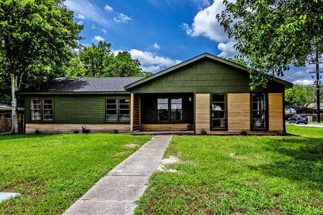 Photo of 1604 Avenue P, Huntsville, TX 77340
