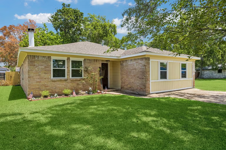 Photo of 425 S Brownell Street, La Porte, TX