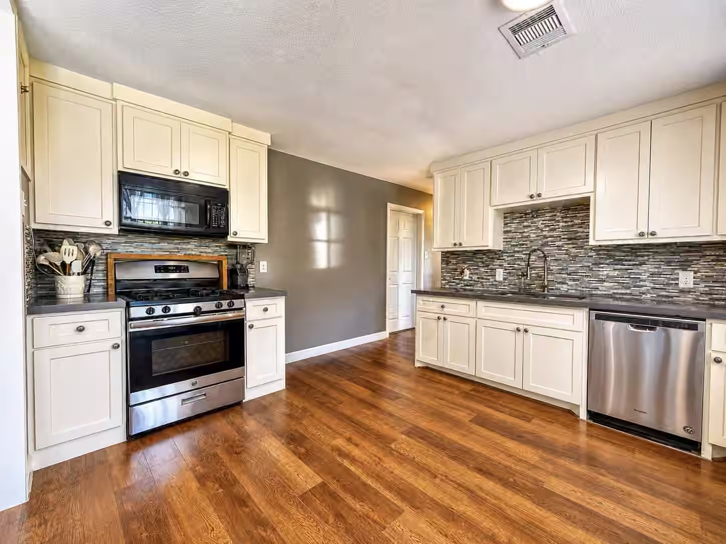 Photo 5 of 4718 Meadow Park Drive, Houston, TX