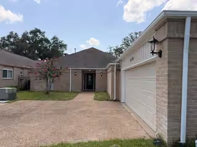 Photo 2 of 418 Fox Briar Lane, Sugar Land, TX