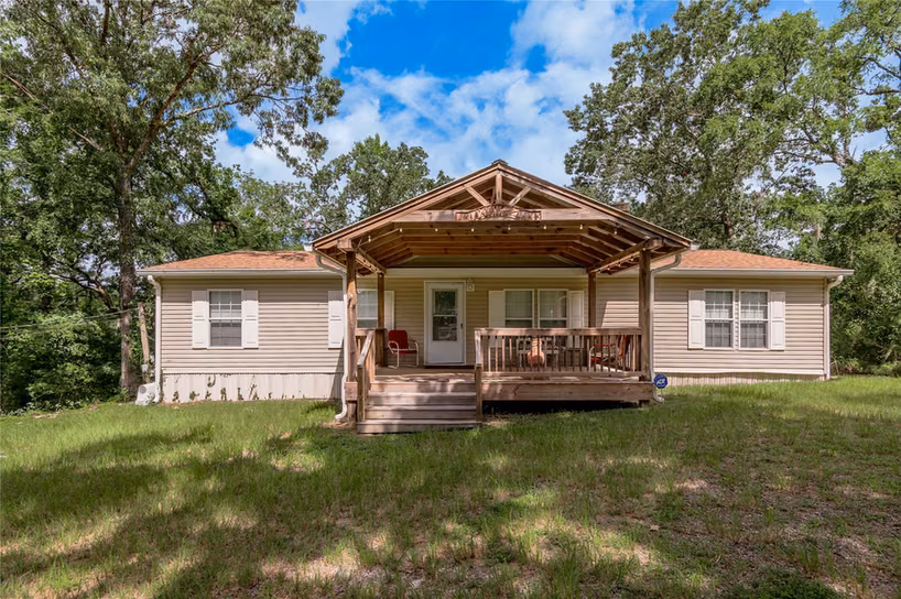 Photo 3 of 221 Chestnut Bend, Huntsville, TX